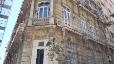 Havana ikonik popüler bir turizm merkezidir. Havana'nın eski sokakları. Klasik Amerikan Vintage Retro Küba Otomobil Havana şehir, Küba sokakta sürüş.