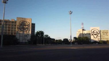 Havana ikonik popüler bir turizm merkezidir. Havana'nın eski sokakları. Klasik Amerikan Vintage Retro Küba Otomobil Havana şehir, Küba sokakta sürüş.