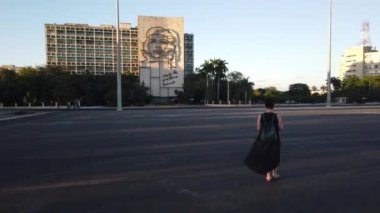 Havana ikonik popüler bir turizm merkezidir. Havana'nın eski sokakları. Klasik Amerikan Vintage Retro Küba Otomobil Havana şehir, Küba sokakta sürüş.
