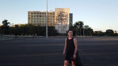 Havana ikonik popüler bir turizm merkezidir. Havana'nın eski sokakları. Klasik Amerikan Vintage Retro Küba Otomobil Havana şehir, Küba sokakta sürüş.