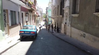 Havana, Küba - Nisan 2019: Havana ikonik popüler bir turizm merkezidir. Havana'nın eski sokakları. Klasik Amerikan Vintage Retro Küba Otomobil Havana şehir, Küba sokakta sürüş.