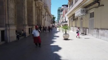 Havana, Küba - Nisan 2019: Havana ikonik popüler bir turizm merkezidir. Havana'nın eski sokakları. Klasik Amerikan Vintage Retro Küba Otomobil Havana şehir, Küba sokakta sürüş.