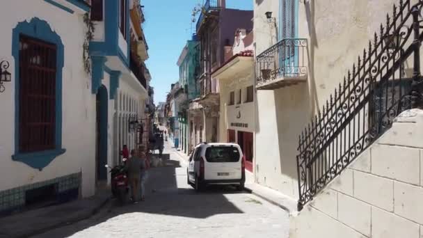 古巴哈瓦那 2019年4月 哈瓦那是一个标志性的热门旅游目的地 哈瓦那的老街 经典美国复古复古古巴汽车驾驶在哈瓦那市街头 — 图库视频影像