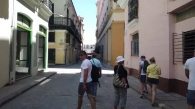 Havana, Küba - Nisan 2019: Havana ikonik popüler bir turizm merkezidir. Havana'nın eski sokakları. Klasik Amerikan Vintage Retro Küba Otomobil Havana şehir, Küba sokakta sürüş.