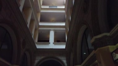 Binanın içine bakın. Binanın gökyüzü görünümü