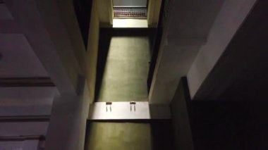 Binanın içine bakın. Binanın gökyüzü görünümü