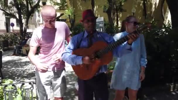 아바나 2019년 클래식 밴드가 역사적인 구시가지 아바나 쿠바에서 음악을 연주합니다 — 비디오