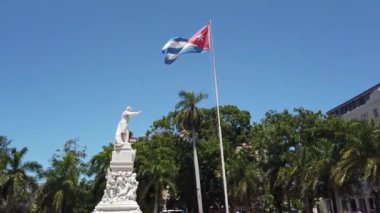 Küba bayrağı rüzgarda gelişiyor. Binada Küba bayrağı asılmış