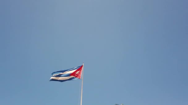 쿠바의 국기는 바람에 개발하고있다 건물에 매달려 플래그 — 비디오