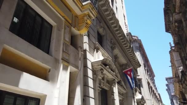 Kubas Flagge Entwickelt Sich Wind Kubafahne Hängt Gebäude — Stockvideo