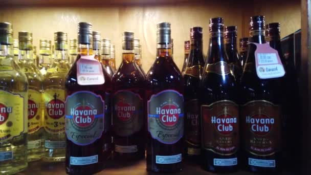 Havanna Kuba April 2019 Flaskor Med Rom Hyllan Butiken Havana — Stockvideo