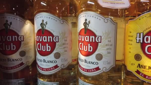 Havana Cuba April 2019 Flessen Rum Plank Winkel Havana Club — Stockvideo