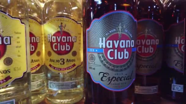 Хавана Куба Апрель 2019 Бутылки Рома Полке Магазине Havana Club — стоковое видео