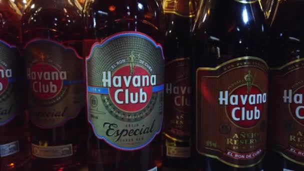 Havana Cuba April 2019 Flessen Rum Plank Winkel Havana Club — Stockvideo
