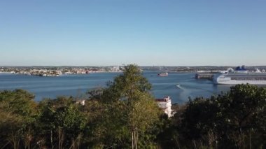 Karayip denizi ve Malecon gezinti yolu. Küba'nın başkenti La Habana silüetinin havadan görünümü. Eski binalar ve okyanus ile gökyüzünden görülen kentsel peyzaj