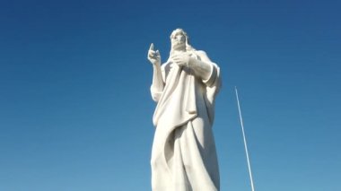 Bulutsuz gökyüzü, dikey panorama değişen Kollarını açarak İsa Mesih'in görünümü