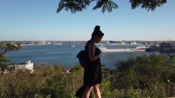 Kvinna Utforska Havanna Kuba City Skyline Bakgrunden Flicka Dans Bakgrunden — Stockvideo