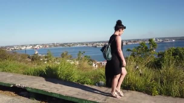 Kvinna Utforska Havanna Kuba City Skyline Bakgrunden Flicka Dans Bakgrunden — Stockvideo