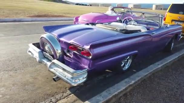 Αβάνα Κούβα 2019 Απριλίου Vintage Κλασικά Αμερικανικά Αυτοκίνητα Σταθμευμένα — Αρχείο Βίντεο