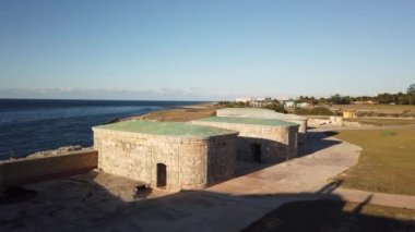 Morro Kalesi ve Malecon gezinti. La Habana silueti, Küba'nın başkenti. Eski anıt, simge seli, Karayip denizi ile gökyüzünden görülen kentsel peyzaj