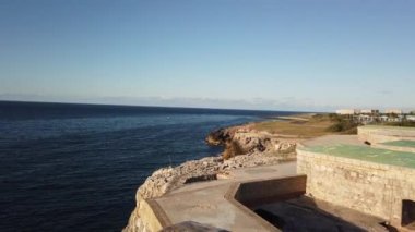 Morro Kalesi ve Malecon gezinti. La Habana silueti, Küba'nın başkenti. Eski anıt, simge seli, Karayip denizi ile gökyüzünden görülen kentsel peyzaj