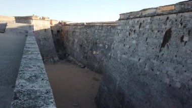 Morro Kalesi ve Malecon gezinti. La Habana silueti, Küba'nın başkenti. Eski anıt, simge seli, Karayip denizi ile gökyüzünden görülen kentsel peyzaj