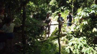 Küba-Nisan 2019: turist grubu köprü boyunca dağ nehri çapraz. Maceralar ve aşırı Turizm, engellerin üstesinden gelmek.