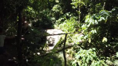 Küba-Nisan 2019: turist grubu köprü boyunca dağ nehri çapraz. Maceralar ve aşırı Turizm, engellerin üstesinden gelmek.