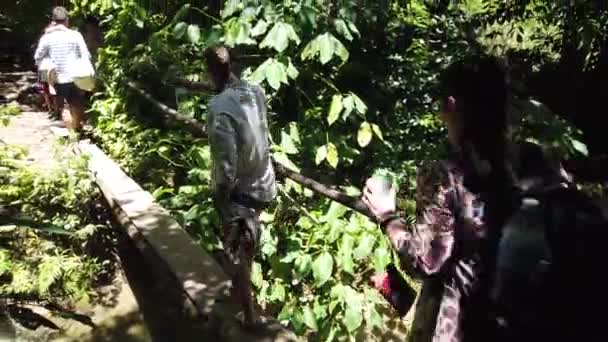 Küba Nisan 2019 Turist Grubu Köprü Boyunca Dağ Nehri Çapraz — Stok video
