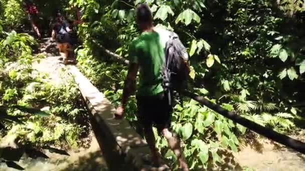 Cuba Aprile 2019 Gruppo Turisti Attraversa Fiume Montagna Lungo Ponte — Video Stock