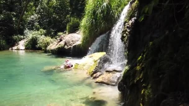 Куба Квітень 2019 Люди Купаються Дикому Гірському Озері Водоспад Подорожі — стокове відео