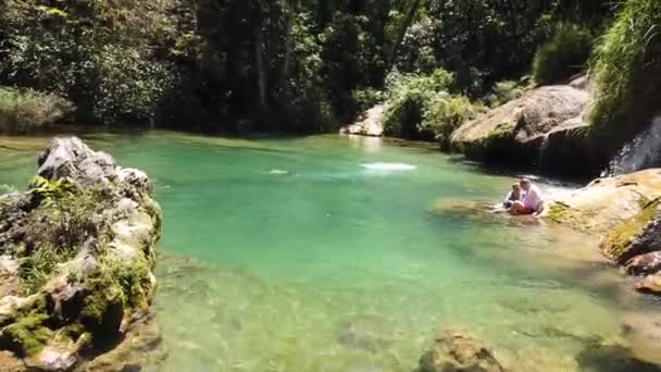 Küba Nisan 2019 Insanlar Vahşi Dağ Gölü Şelale Yıkanmak Dağlar — Stok video