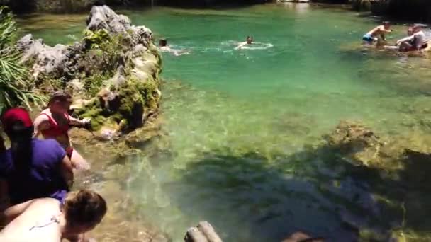 Cuba Abril 2019 Pessoas Tomam Banho Lago Montanha Selvagem Cachoeira — Vídeo de Stock