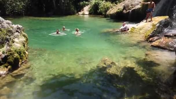 Cuba Abril 2019 Pessoas Tomam Banho Lago Montanha Selvagem Cachoeira — Vídeo de Stock