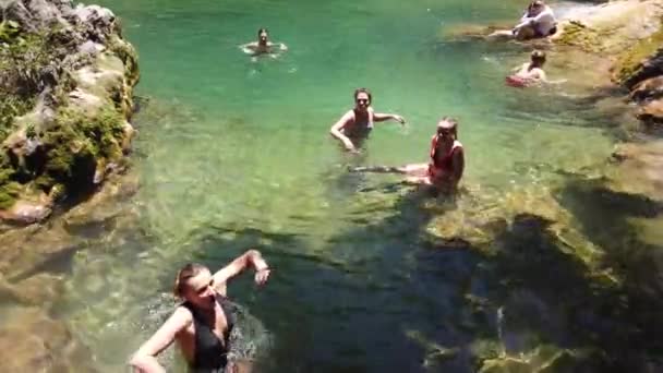 Cuba Abril 2019 Gente Baña Lago Montaña Salvaje Cascada Viajes — Vídeo de stock