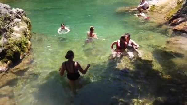 2019년 호수와 폭포에서 목욕을 사람들 강에서 관광객의 — 비디오