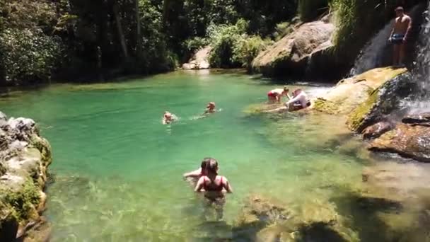 Куба Апрель 2019 Люди Купаются Диком Горном Озере Водопаде Путешествие — стоковое видео