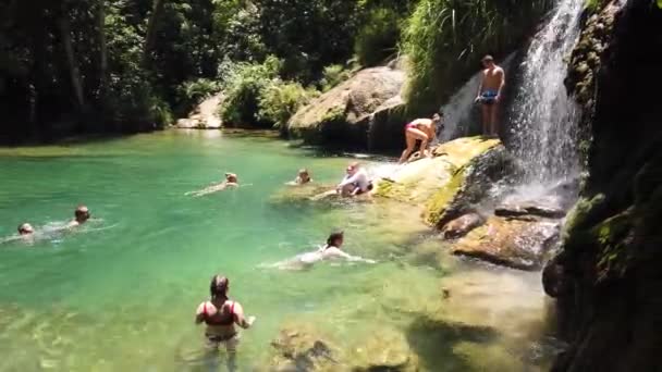 Cuba Abril 2019 Gente Baña Lago Montaña Salvaje Cascada Viajes — Vídeos de Stock