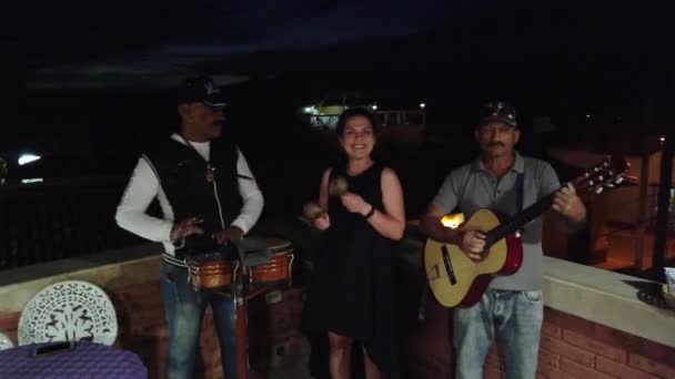 Trinidad Cuba Abril 2019 Músicos Cubanos Actúan Restaurante Cafetería — Vídeo de stock