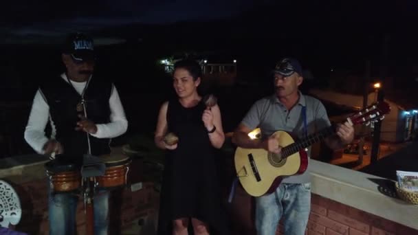 Trinidad Cuba Abril 2019 Músicos Cubanos Actúan Restaurante Cafetería — Vídeo de stock