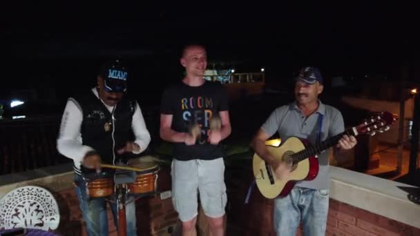 Trinidad Cuba Abril 2019 Músicos Cubanos Actúan Restaurante Cafetería — Vídeos de Stock