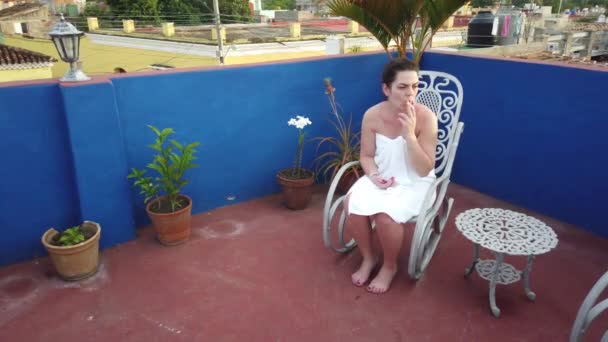 Mujer Sexy Joven Disfrutando Cigarrillo Buen Diseño Limpio Ambiente Mínimo — Vídeo de stock