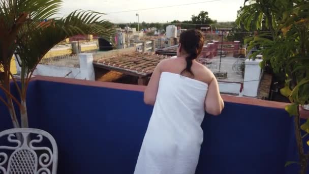 Jeune Femme Sexy Profitant Une Cigarette Dans Environnement Minimaliste Design — Video