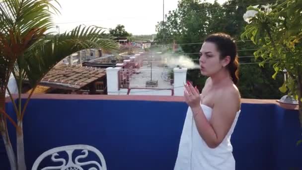 Jeune Femme Sexy Profitant Une Cigarette Dans Environnement Minimaliste Design — Video