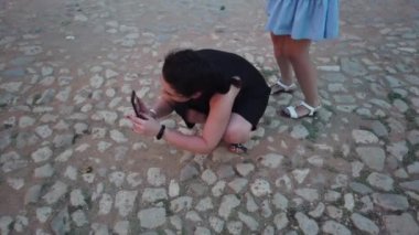 Turist kız Trinidad ile bir akıllı telefon bir resim çeker