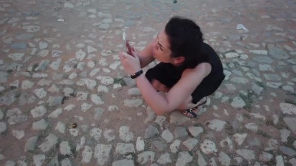Chica turística toma una foto en un teléfono inteligente con la Trinidad — Vídeos de Stock