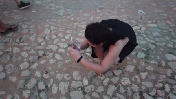 Chica turística toma una foto en un teléfono inteligente con la Trinidad — Vídeos de Stock