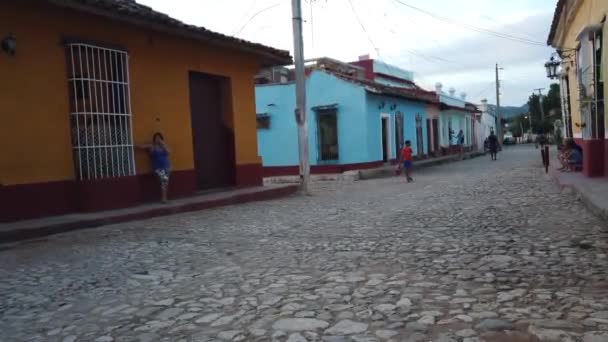 Trinidad, Cuba - abril 2019: Calle Cubana, Trinidad, Cuba — Vídeos de Stock