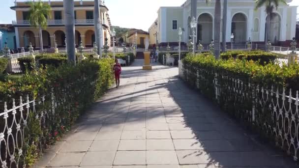 Trinidad, Küba - Nisan 2019: Küba caddesi, Trinidad, Küba — Stok video