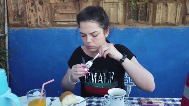 Hermosa Joven Fuma Cigarrillo Lado Una Casa Naturaleza Chica Desayunando — Vídeos de Stock